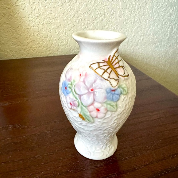 Decorative Porcelain Vase 🦋 - Picture 2 of 5
